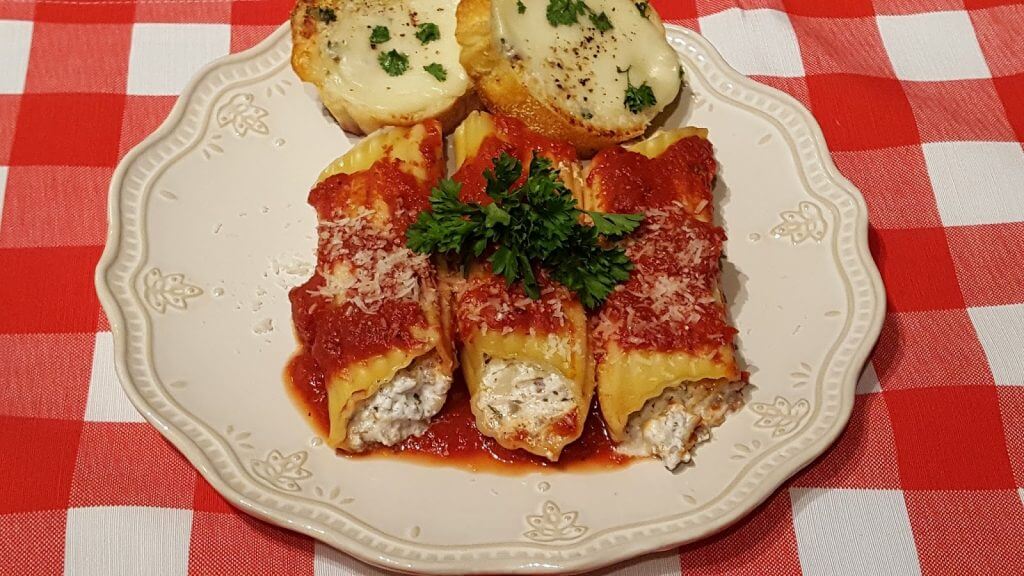 Easy Beef Manicotti with cheese bread