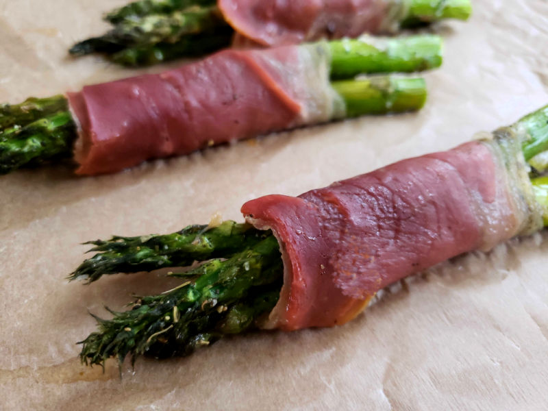 Asparagus bundles wrapped with cooked prosciutto