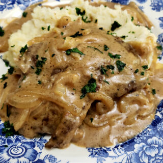 Tender old fashioned beef liver and onions with gravy