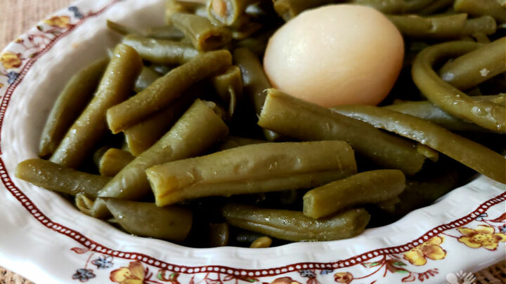 Southern mom mixes 2 things with her canned green beans to make