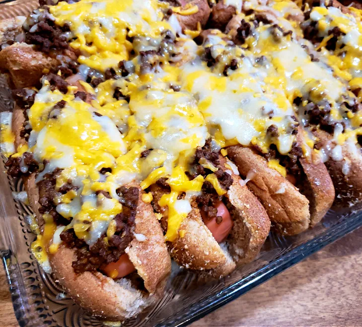 Oven baked hot dogs with Southern chili and cheese