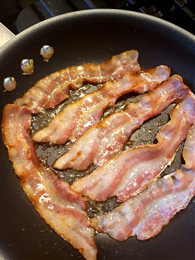 How to fry bacon in a skillet