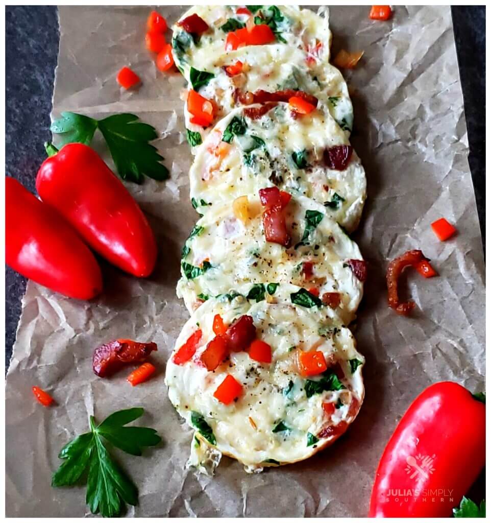 Quick and easy healthy egg white mini baked omelets - Recipe with red peppers, shallot, bacon and cheese
