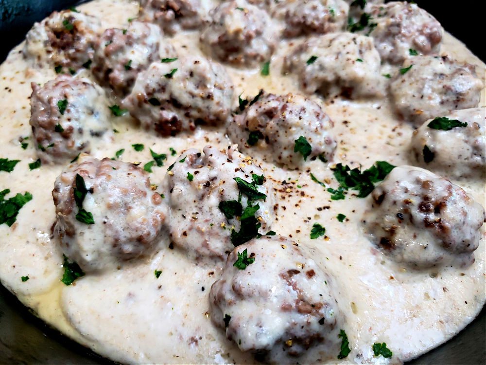 Meatballs and gravy with chopped parsley garnish