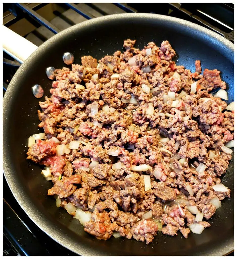 How to make ground beef skillet chili for hot dogs