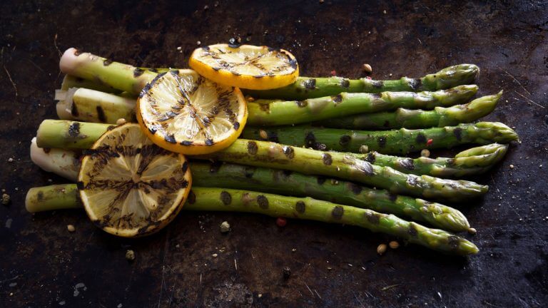 Grilled Asparagus garnished with lemon