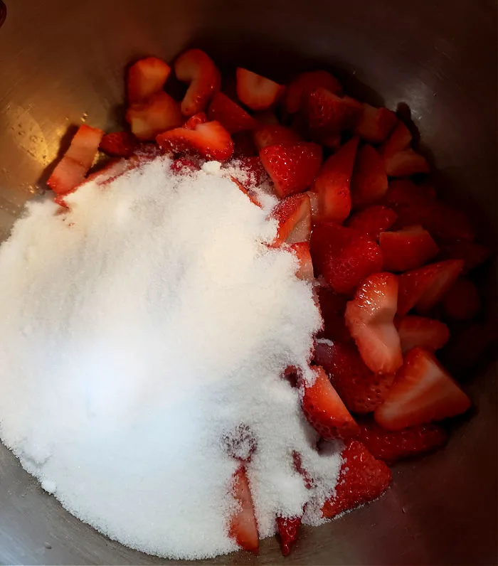 Preparing strawberry sauce 