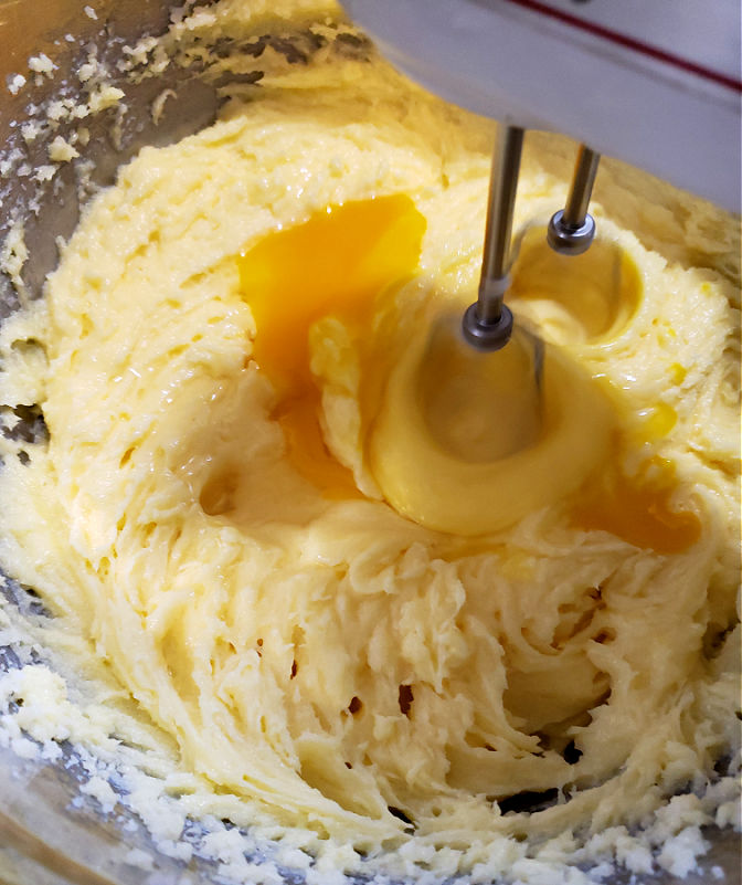 How to bake a pound cake from scratch - mixing batter - Best pound cake recipe