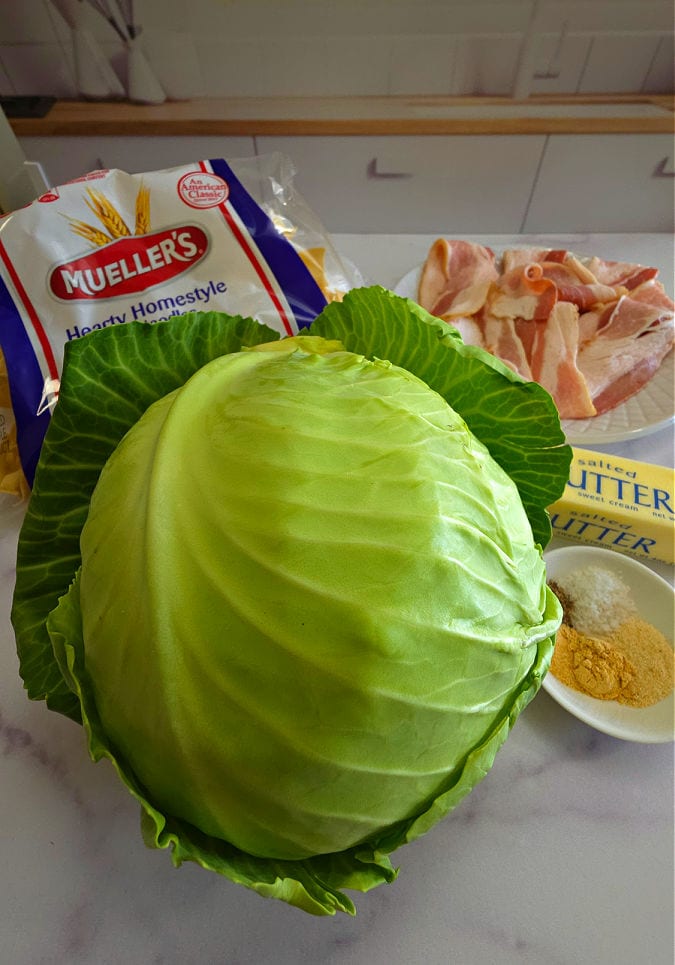 The ingredients for preparing cabbage and noodles