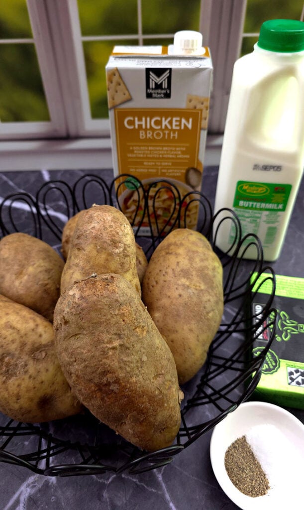 The ingredients for preparing buttermilk mashed potatoes