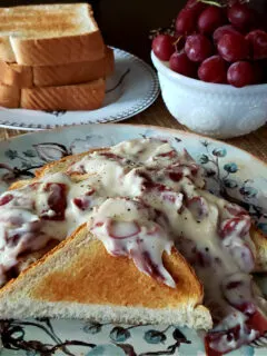 Simple creamed chipped beef over toasted bread