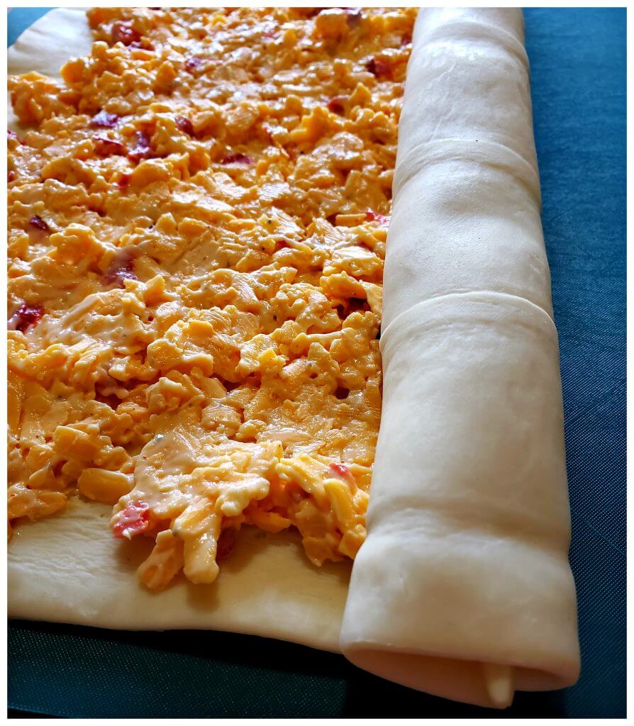 Carefully roll up the puff pastry with the filling