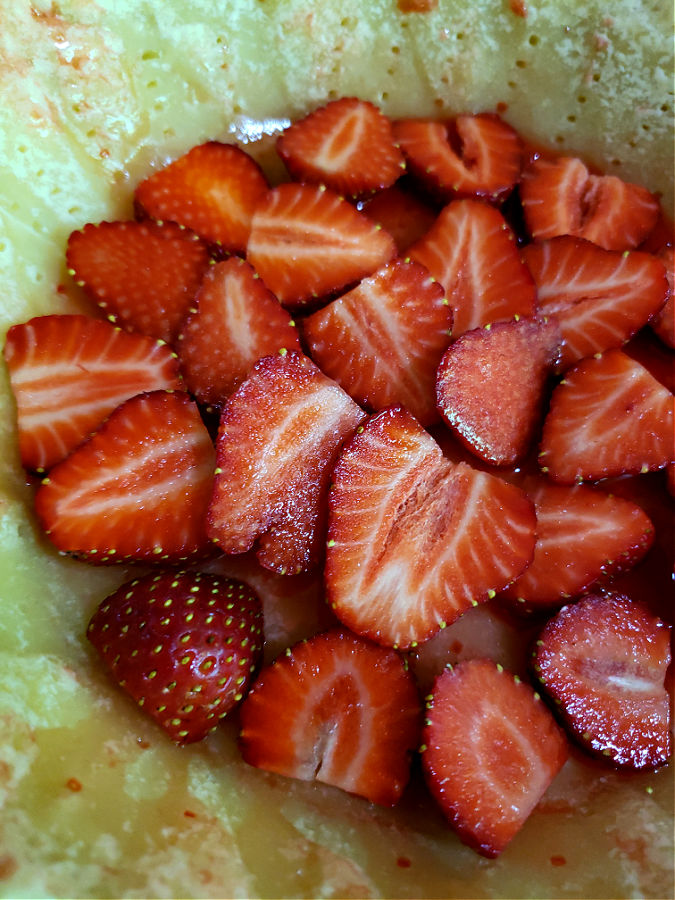 sliced strawberries in a pie crust