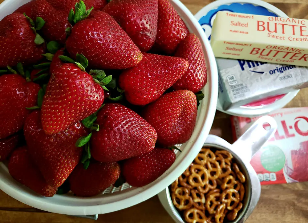 Ingredients for how to make a strawberry pretzel dessert