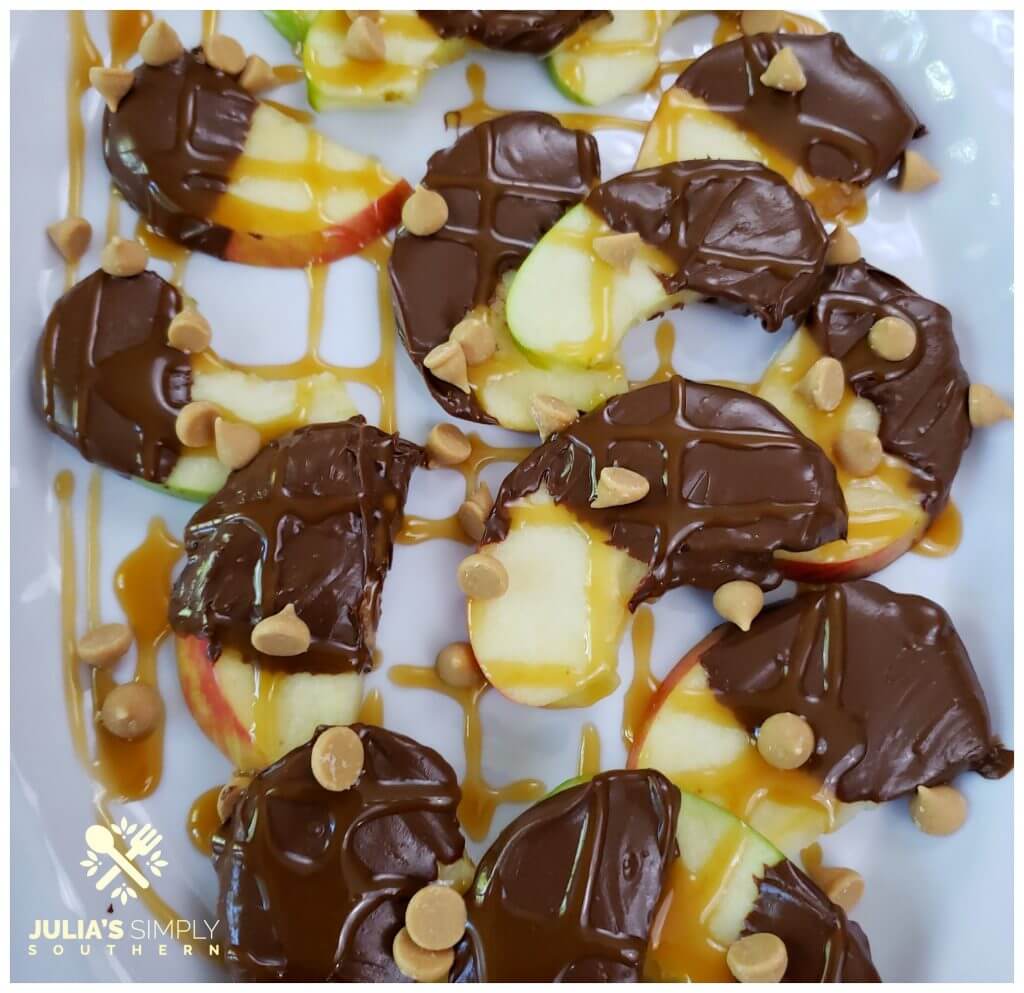 apple appetizer recipes - Apple Nachos with chocolate and caramel with candy toppings